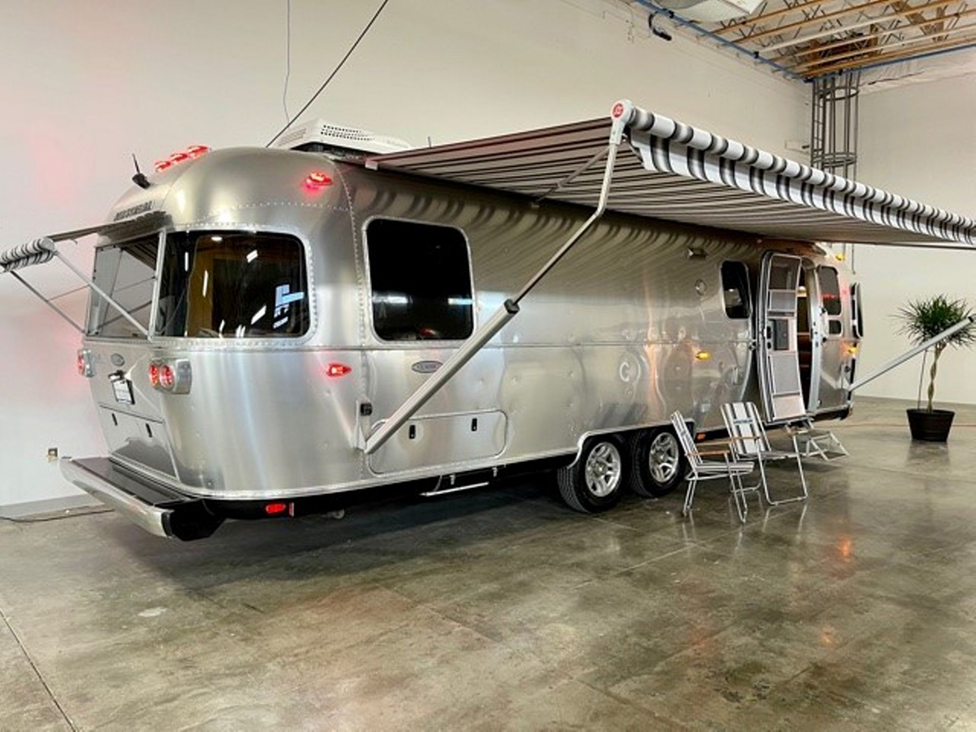 2017 Airstream Classic Rear Twin Beds
